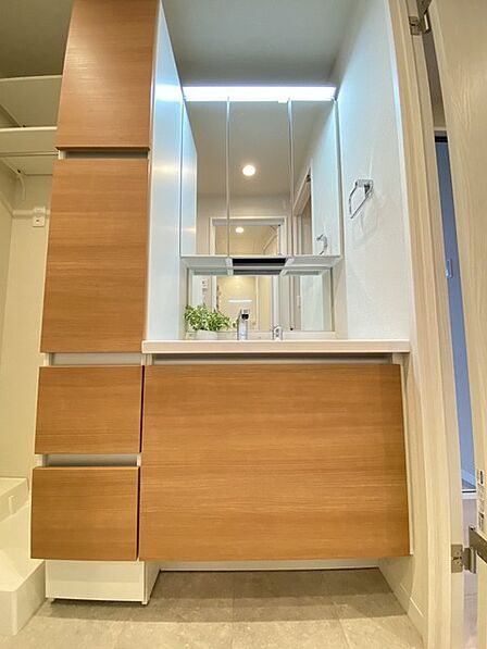 木目の温もりが心地よい、すっきりと洗練された空間 