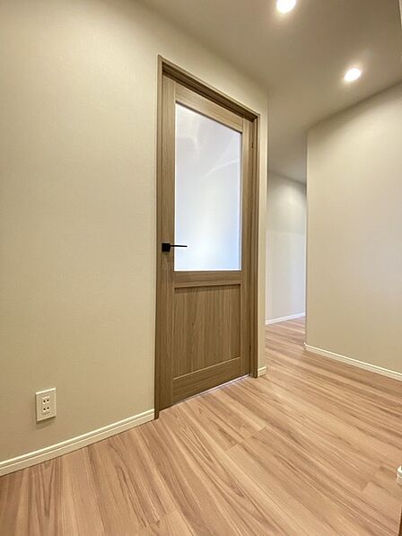 温もりある木目が空間に優しく馴染む落ち着きのある佇まいです