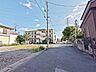 外観：前面道路含む現地写真 