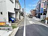 外観：前面道路含む現地写真 