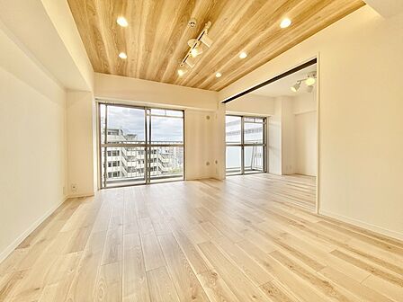 開放的な窓辺から心地よい気配を感じる穏やかなひととき