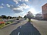 外観：前面道路含む現地写真 