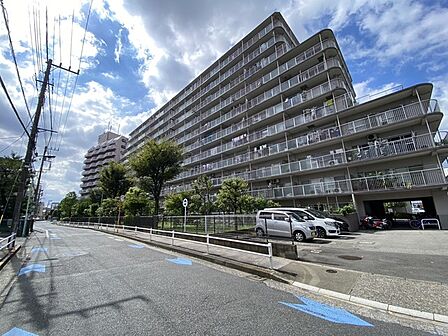 青空の下で堂々とした佇まいを見せる、安定感のある穏やかな住まい空間