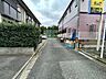 外観：前面道路含む現地写真 