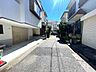 外観：前面道路含む現地写真 