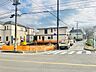 外観：前面道路含む外観