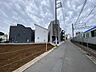 外観：前面道路含む外観