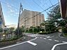 外観：青空に映える堂々とした佇まいは、街並みに調和しながらも豊かな存在感を放ち、毎日の暮らしに安心感をもたらしてくれます 