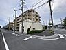 外観：落ち着いた街並みに佇む洗練された佇まいが、穏やかな日常の始まりを感じさせる景観。