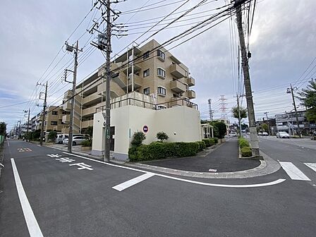 落ち着いた街並みに佇む洗練された佇まいが、穏やかな日常の始まりを感じさせる景観。