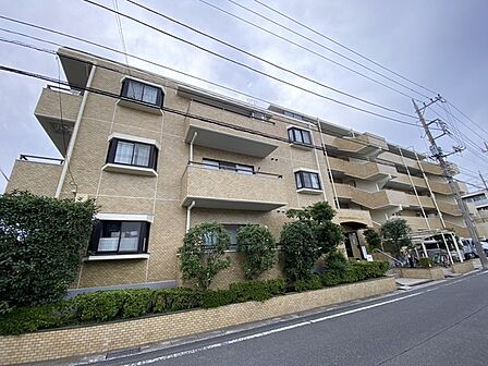 街並みに調和する落ち着いた佇まいと緑豊かな植栽が心地よい空間を演出します