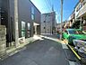 外観：前面道路含む現地外観