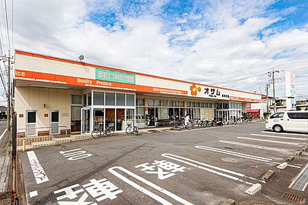 スーパーオザム東所沢店 徒歩11分。 830m