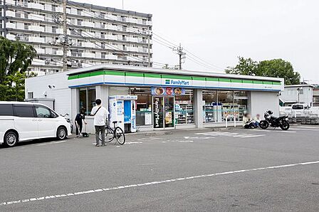 ファミリーマート所沢ニュータウン店 徒歩3分 200m