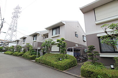 外観：たっぷりの陽光に包まれる明るい住まい。閑静な住宅街で小さなお子様がいるご家族にも安心。深大寺植物公園まで徒歩１２分、四季の移ろいを感じる立地です。深大寺まで徒歩２０分、毎日のお散歩も快適です。