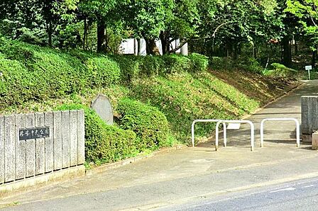 椿峰中央公園 徒歩9分。 720m