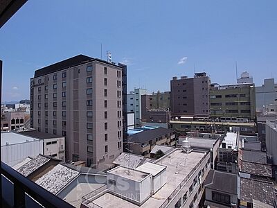 室内：麩屋町通に面した明るい東側室外風景 706流用