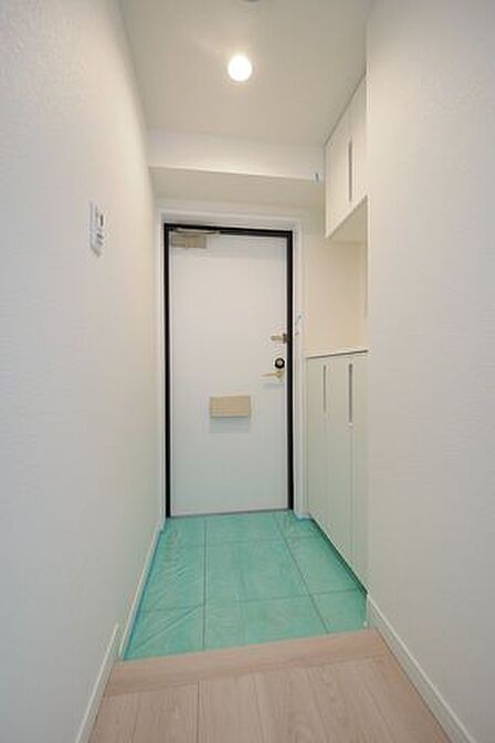 【 玄関 】玄関横にシューズボックスがついているので、片付いた玄関がキープできます