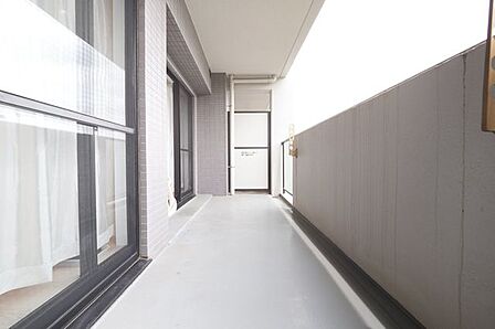 【 バルコニー 】陽当たり良好な南向き。ゆとりのあるワイド設計のため洗濯物もたくさん干せます♪