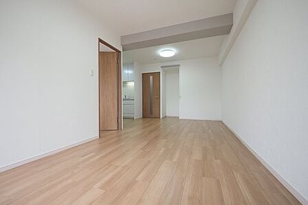 【 LDK 】13.8帖のリビングです。フローリング、建具交換済のきれいなお部屋です。
