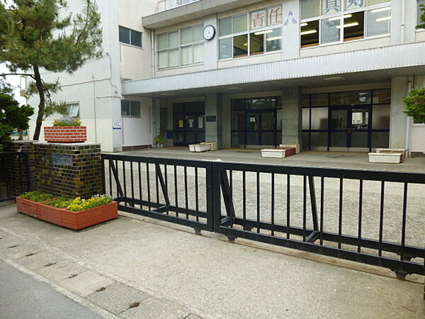 画像26:中学校「小田原市立泉中学校まで987m」