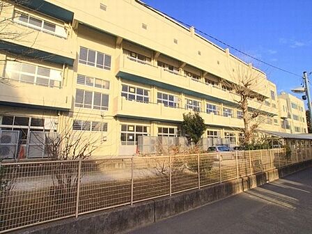 中学校「市川市立第六中学校まで483m」