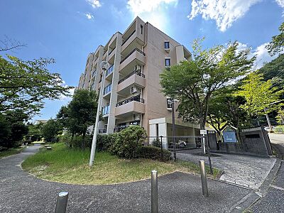外観:南東向き3LDK!10年程前にリフォーム完了後未入居です。北大阪急行南北線「箕面萱野」駅よりバス便あり。 外観:南東向き3LDK!10年程前にリフォーム完了後未入居です。北大阪急行南北線「箕面萱野」駅よりバス便あり。