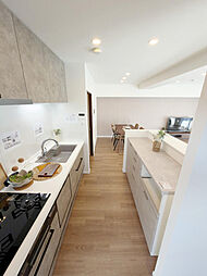 ＜新品のキッチンには食洗器付＞カップボードも標準装備。リビング側からすっきり見えるよう腰壁を新設しています。住む方によって便利にお使いいただけそうです。