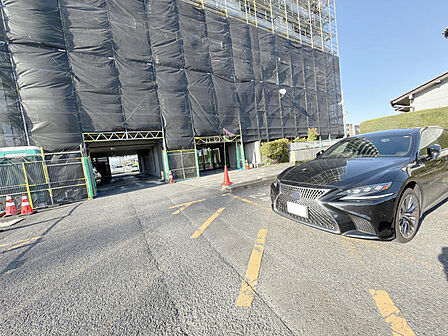 <敷地内平面駐車場>「エントランス近くの平面駐車場」が継承可能で、重い荷物や雨の日の移動もスムーズな住環境です。