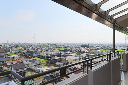 ＜最上階・大型ルーフバルコニー付き＞誰の視線も気にならない最上階だけの特等席の青空リビング・ルーフバルコニーが広がります。