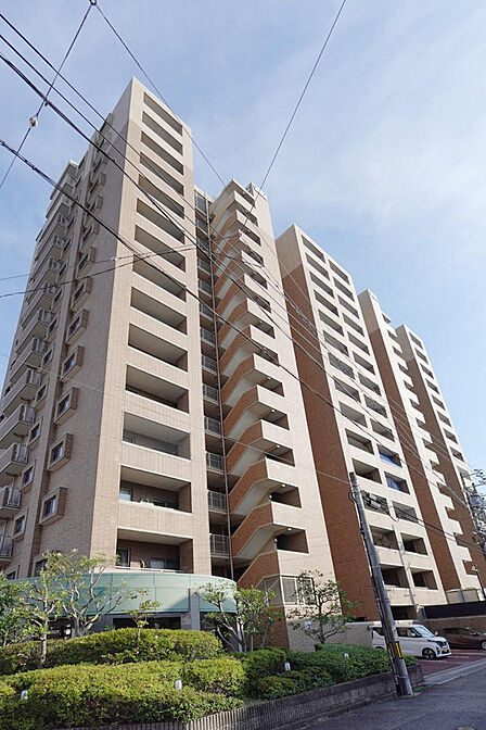 【15階建てのスタイリッシュな高層マンション！】オートロックやエレベーターを完備し、セキュリティと生活利便性を両立。大切なペットと一緒に安心して暮らせる、手厚い設備と管理が魅力の住まいです。