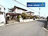 外観：前面道路を含む外観
