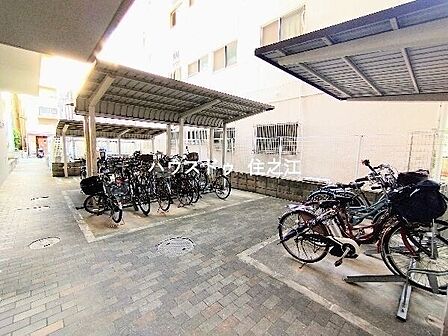 ★屋根付きの駐輪場ですので雨の日も安心。サドルが濡れる事も無いですね！