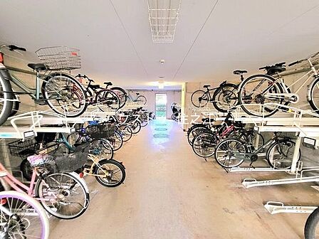 ★屋根付きの駐輪場ですので雨の日も安心。サドルが濡れる事も無いですね!