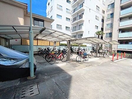 ★屋根付きの駐輪場ですので雨の日も安心。サドルが濡れる事も無いですね！