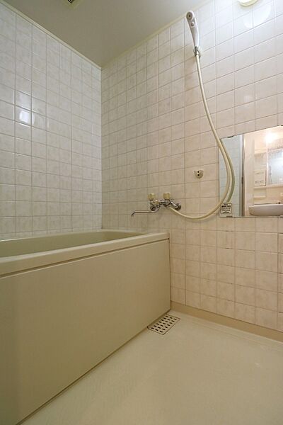 画像7:オフホワイトのくつろげる浴室。ゆったりバスタイム満喫できます