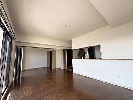 大きな窓がリビングを包み込み、明るく開放的な寛ぎ空間。景色を楽しめる設計で家族団らんに最適です!