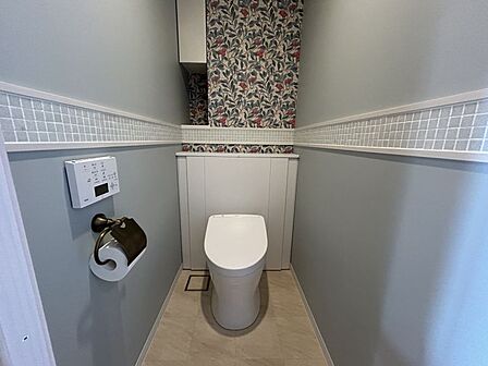 おしゃれなクロスやタイルが目を引く、トイレは落ち着く空間です♪