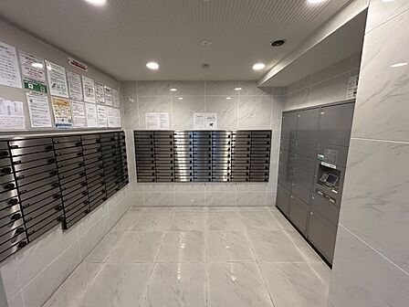 宅配ボックスが完備され、留守中でも荷物が受け取れ便利です♪