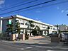 周辺：豊田市立崇化館中学校（挙母・元城・朝日小学校より進学）特別支援学級あり。豊田市中心部に位置し、交通量も多く人通りもあるため色々な人の目で守られ、お子さんの通学にも安心をおける中学校です。 2370m