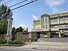 周辺：豊田市立梅坪小学校特別支援学級あり。校舎の入口はバリアフリーとなっており、学年ワークスペースもあり広々としています。採光窓もあり好環境で学習できるように配慮されています。 400m