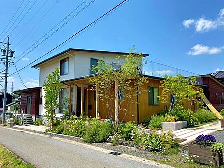 第二青松こども園令和3年4月に開園したこども園です。青松こども園の分園として、近接する閑静な戸建住宅地の一角に建てられた0～2歳児向けの木造の小さなこども園です。 450m