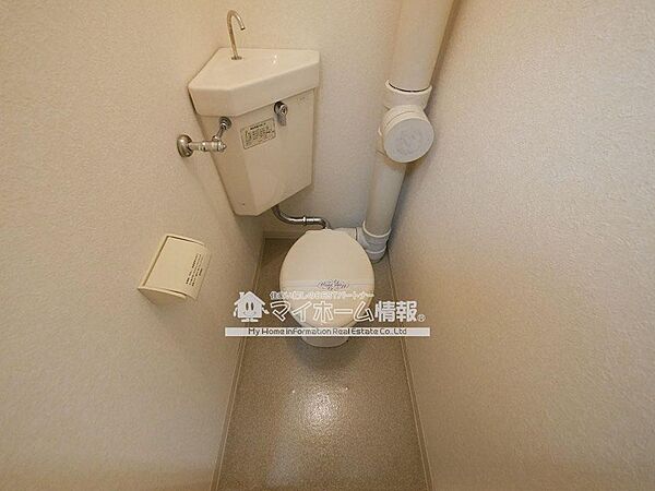 画像7:清潔感のある明るいトイレ。