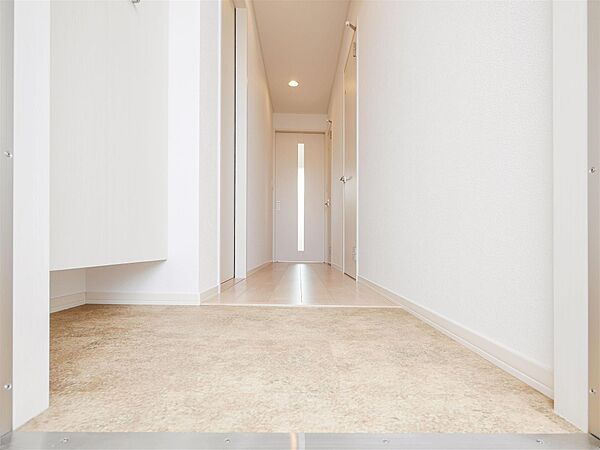 画像12:ドアを開けると白基調で開放的な玄関・廊下☆
