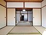 室内：しっとりと落ち着いた雰囲気の和室