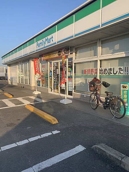 周辺：ファミリーマート観音寺中田井店 739m