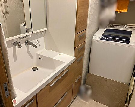 小物がスッキリ片付く三面鏡裏収納付きの洗面化粧台。忙しい朝の身支度もスムーズに行える機能的なデザインです。