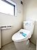 トイレ：快適な温水洗浄機能付。トイレ周りで利用する小物の収納に嬉しい収納キャビネット付。