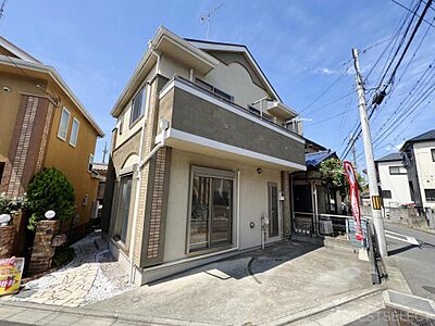 外観：2008年7月築の中古住宅。キッチンの高さやお風呂の広さ等，実際にご覧いただけます！