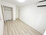 室内：【2階洋室】窓辺からの陽射しが温かな空間を演出します：約6.0帖